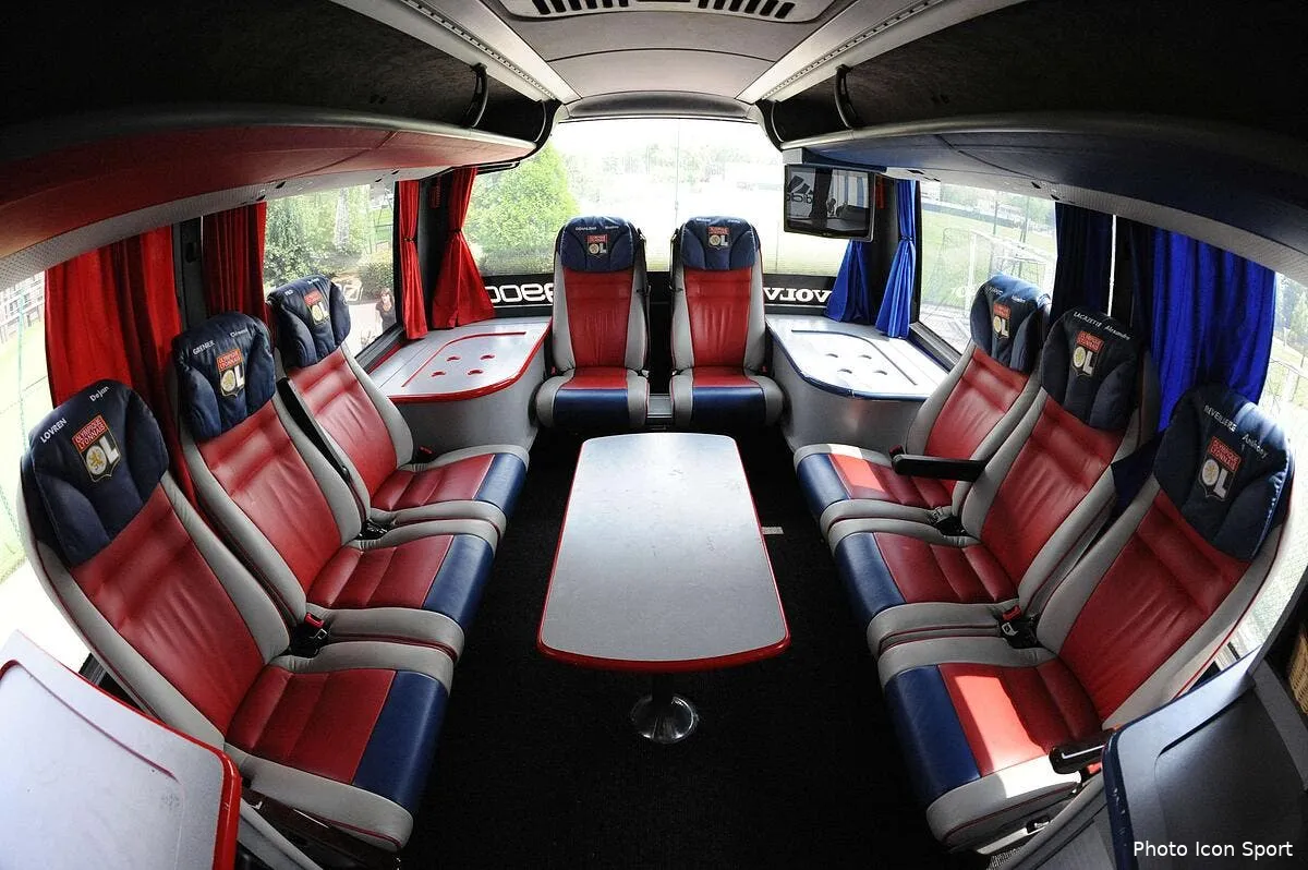 ol degradations sur le bus de lyon a dijon iconsport jpt030611 01 07216347