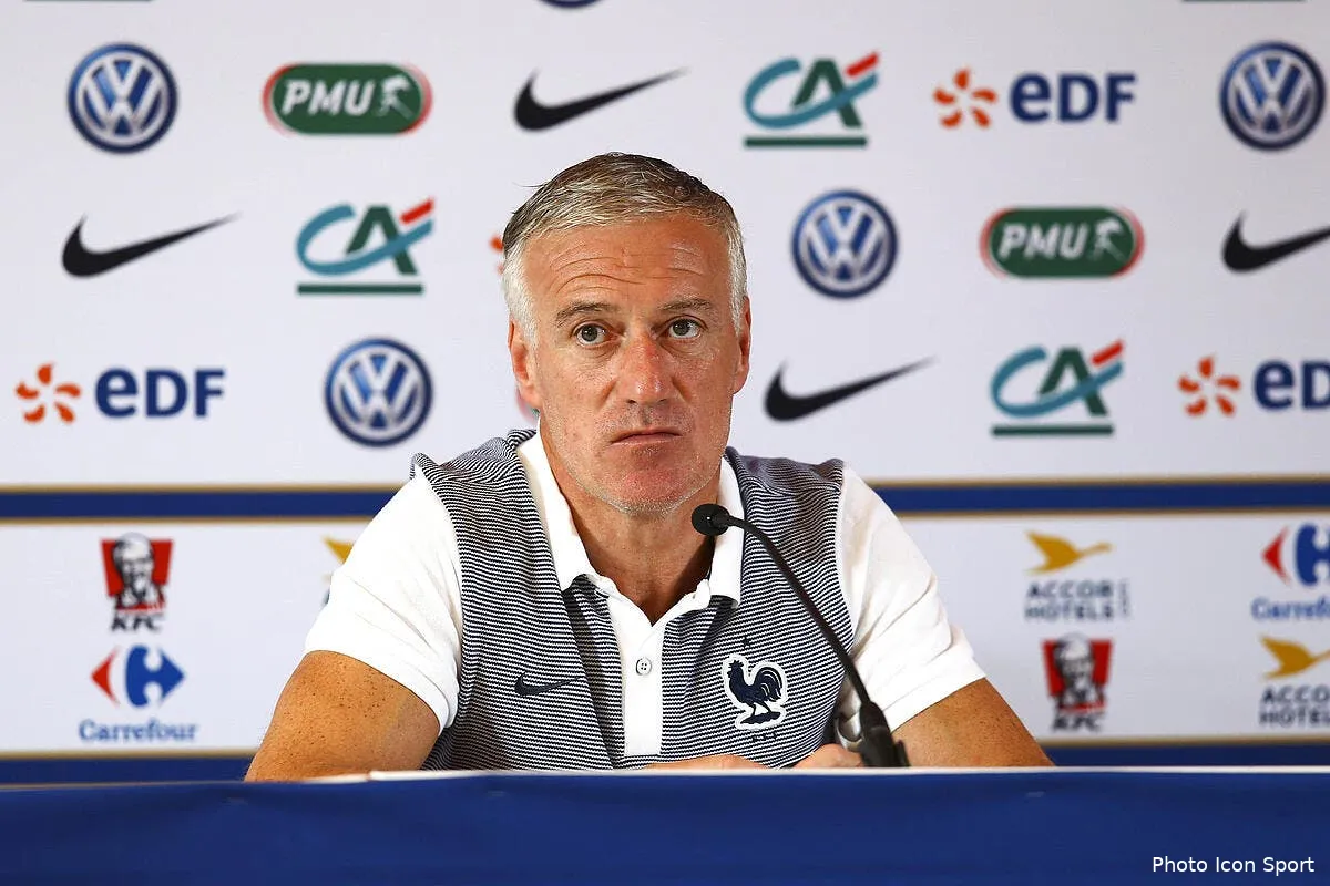 ol deschamps met son nez dans le dossier lacazette au mercato iconsport blo 180516 05 38143388
