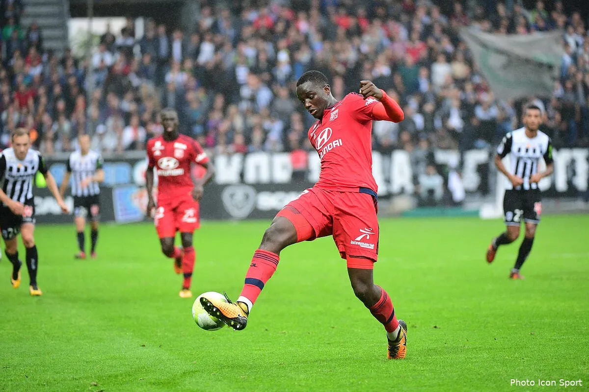 ol deux pistes anglaise pour extirper ce defenseur de l ol iconsport icon win 011017 01 21444195961