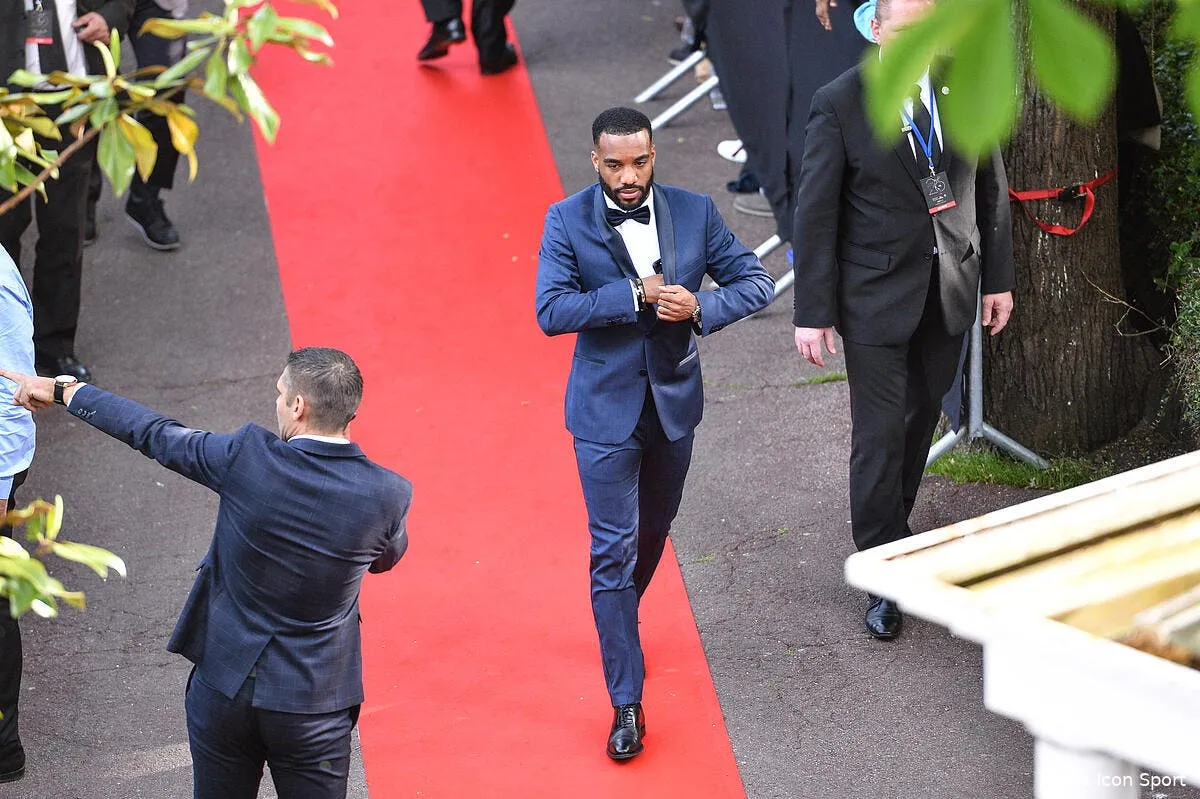 ol et maintenant quatre solutions pour l avenir de lacazette iconsport dib 150517 10 05181917