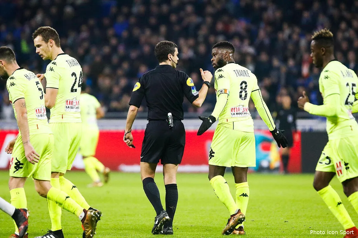 ol fekir prend beaucoup de coups aulas en furie contre l arbitrage iconsport icon bia 140118 01 05206493