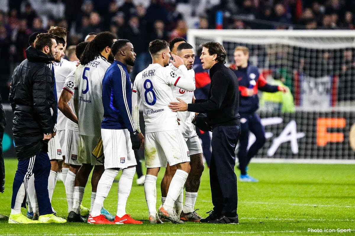 ol humilie par les supporters memphis depay en petard icon bia 101219 02 21272391