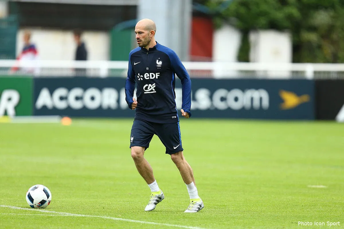 ol jallet joue le casque bleu dans la guerre deschamps genesio iconsport blo 190516 02 05144172