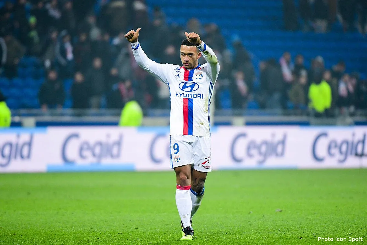 ol l enorme joie de memphis dans un bar de lyon iconsport win 220117 08 09177414