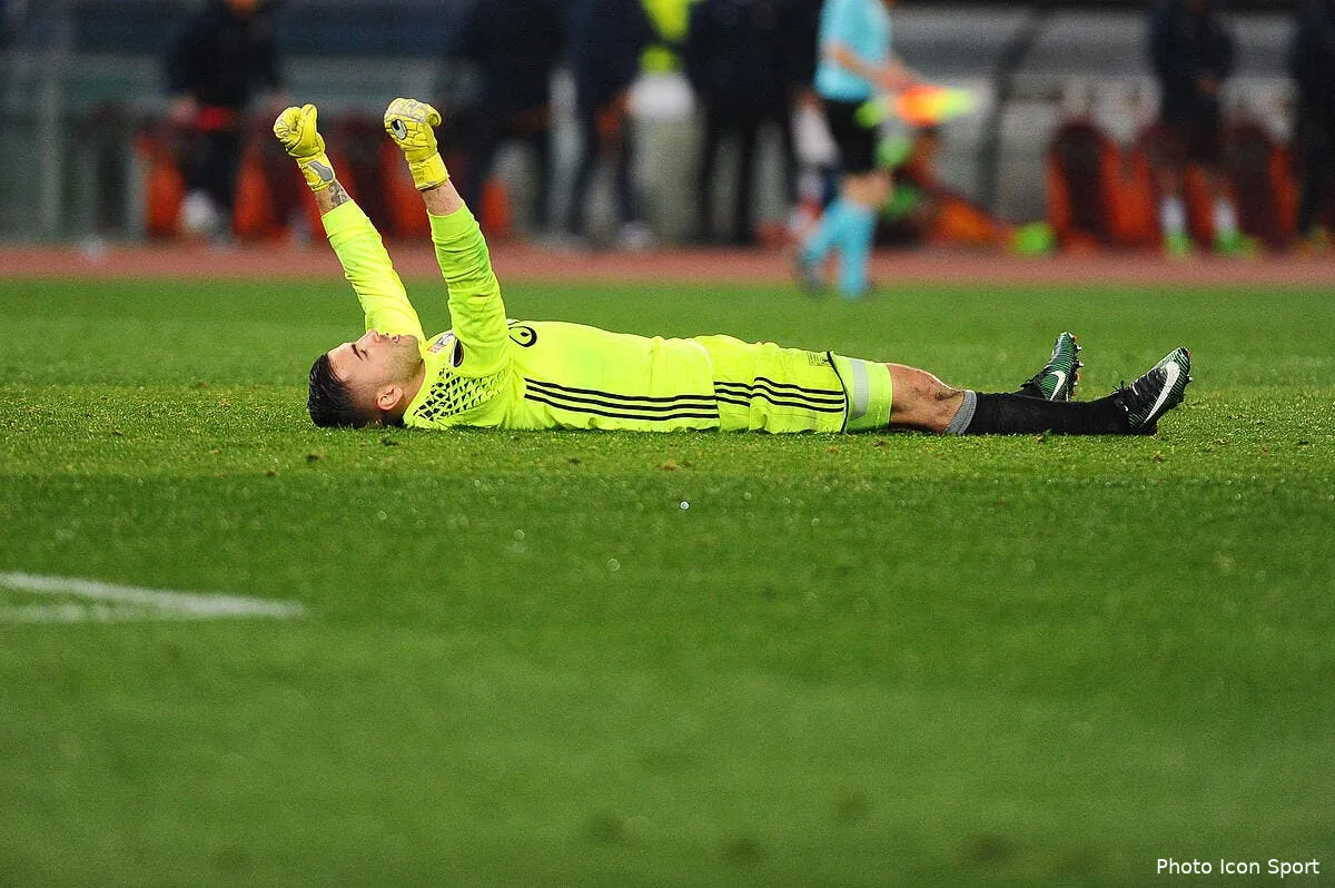 ol l entraineur de la roma crache sur les joueurs lyonnais iconsport ipp 160317 05 31173976