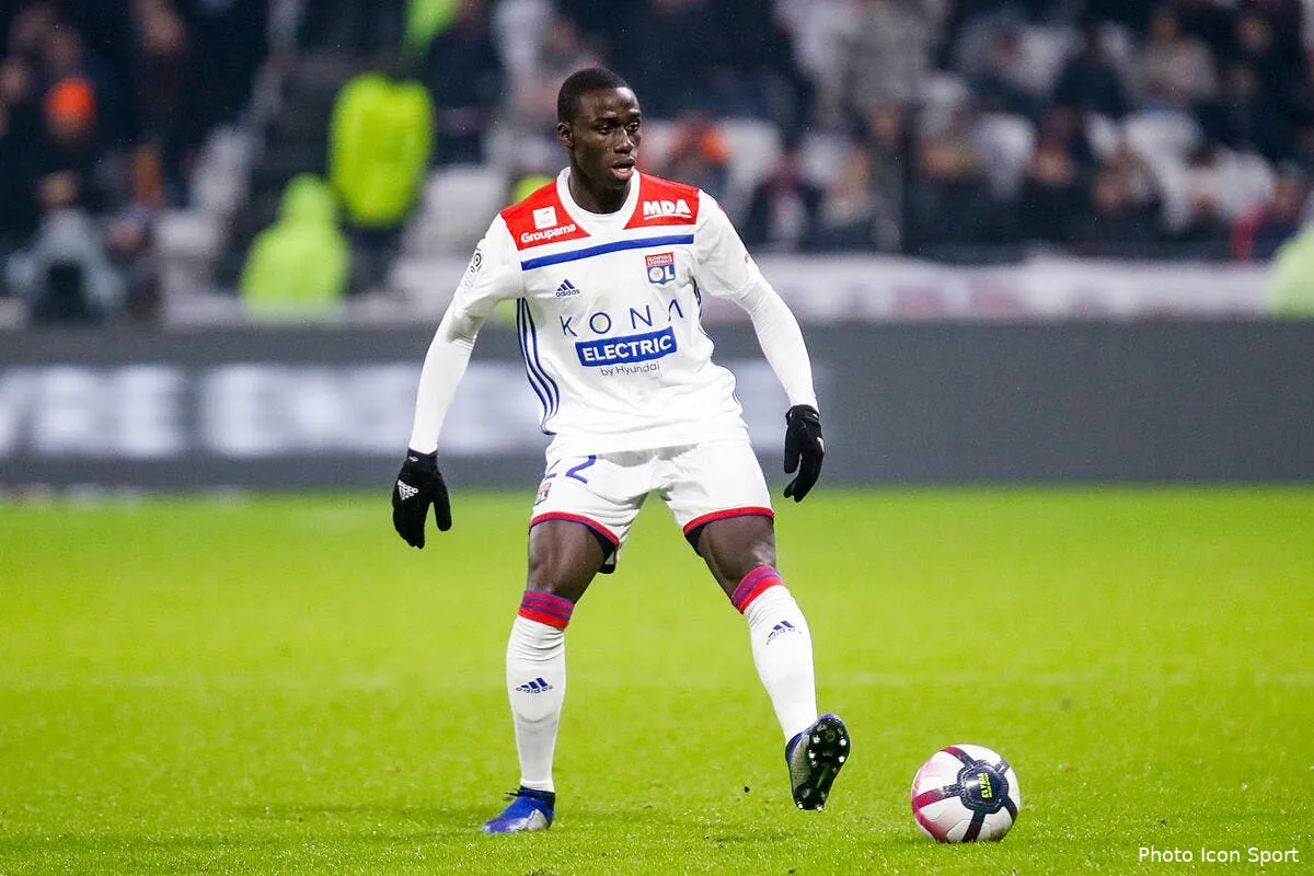 ol l etonnante reaction des joueurs de lyon apres avoir tire le barca icon bia 161218 45 33239355