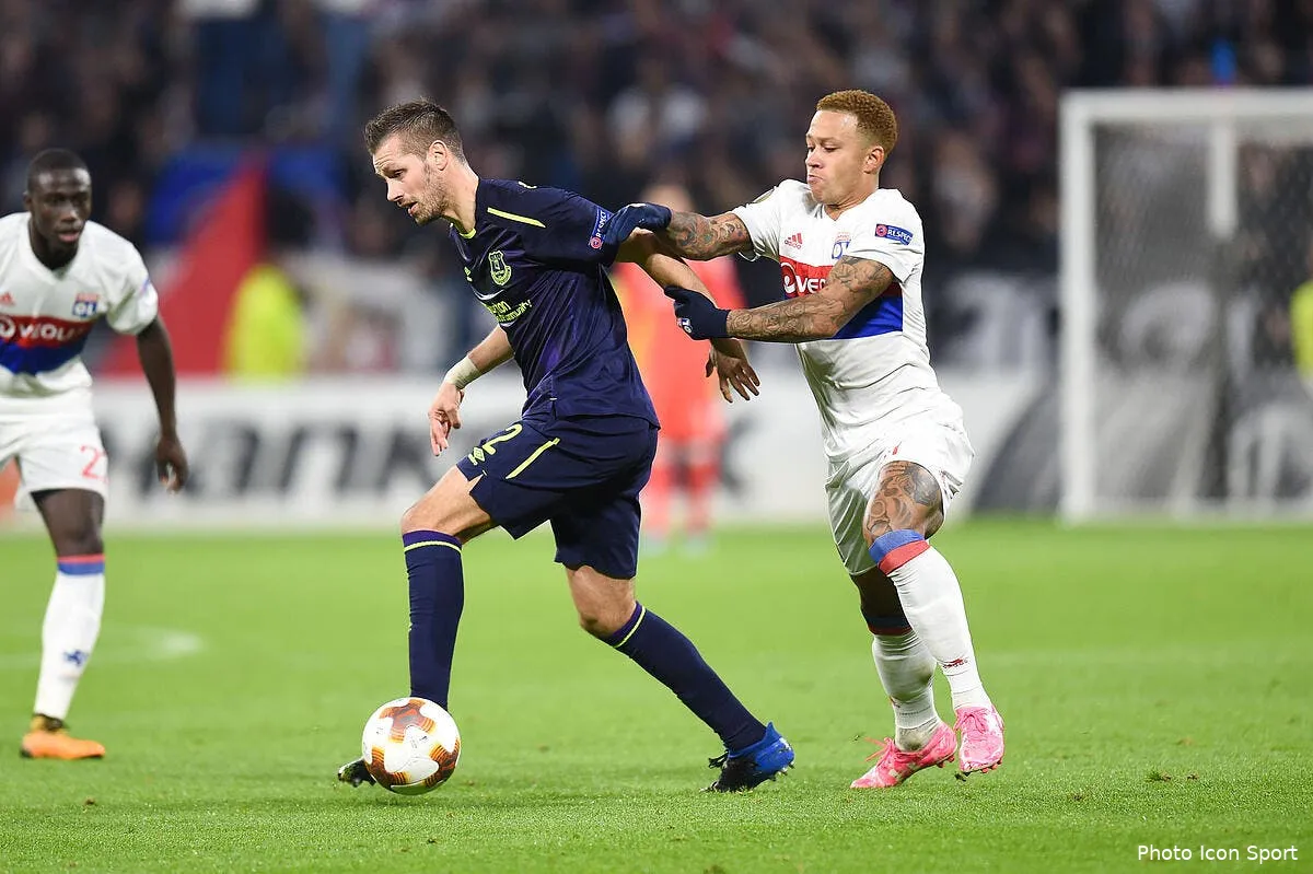 ol la defense de lyon est imbattable grace aux attaquants depay 15200583
