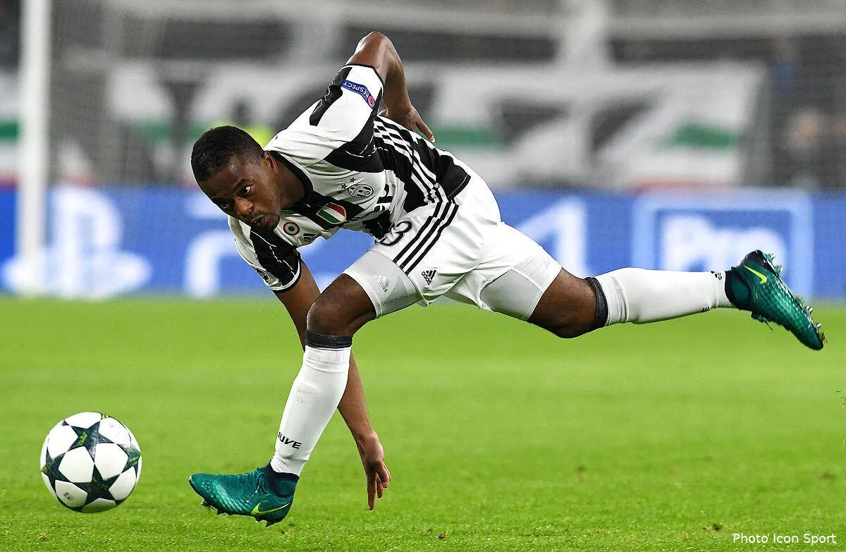 ol la juventus confirme le depart d evra iconsport liv 021116 01 02168010