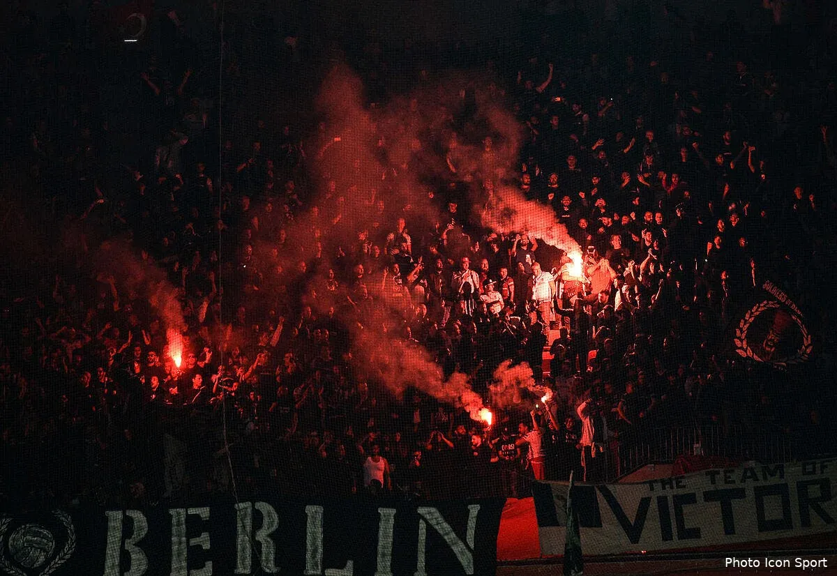 ol la seule solution c etait de mettre les turcs a nu supporters besiktas 1176692