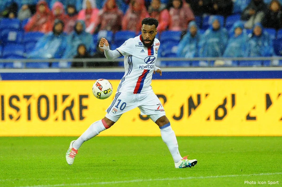 ol lacazette attriste par la decision de deschamps iconsport jpt 051116 04 02160888