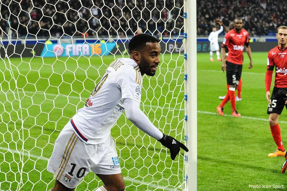 ol lacazette n ira pas au psg mais il va quand meme faire mal a cavani iconsport jpt 060316 10 15150178