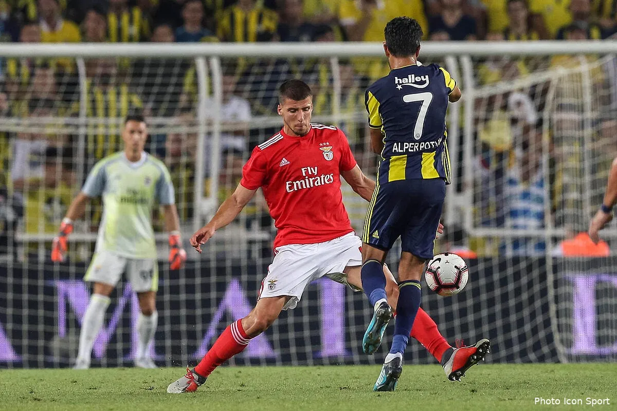 ol le benfica bien decide a pourrir le mercato lyonnais iconsport icon glo 140818 41 19227787
