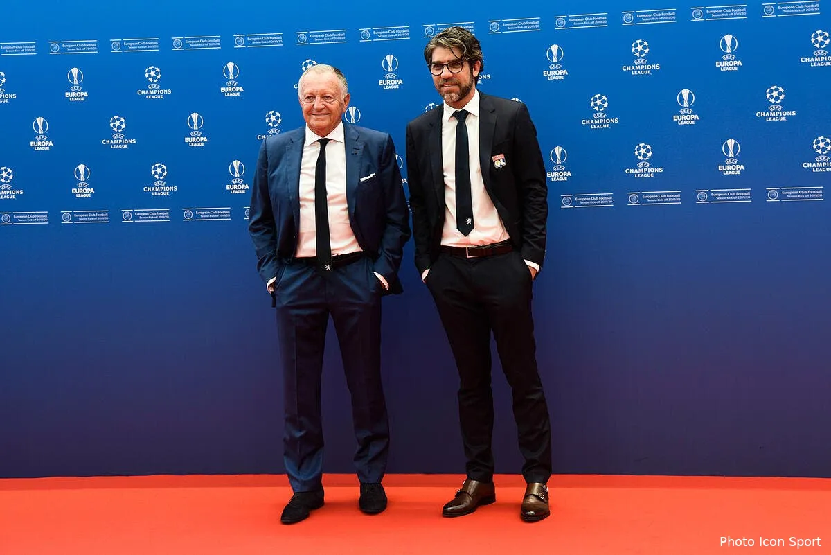 ol le dr bertrand latour se penche sur le malade lyon icon zua 290819 08 50285873