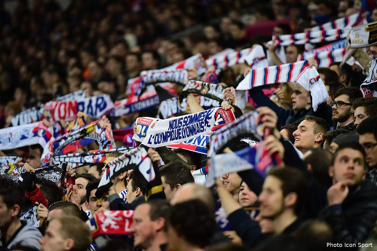 ol les fans de lyon 1950 collent un gros tacle mais soutiendront l ol iconsport win 220217 01 23464179516