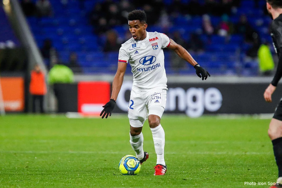 ol les joueurs eteignent l incendie thiago mendes icon bia 050220 45 42280265