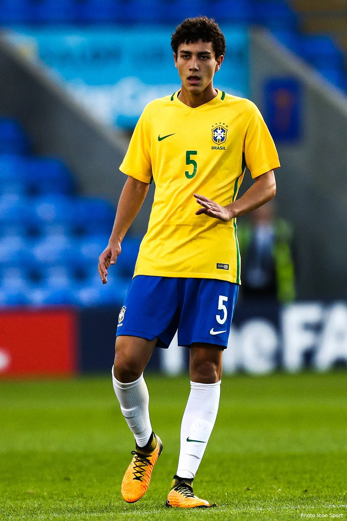 ol lyon et le barca a la lutte pour un lateral bresilien icon 32619565245799