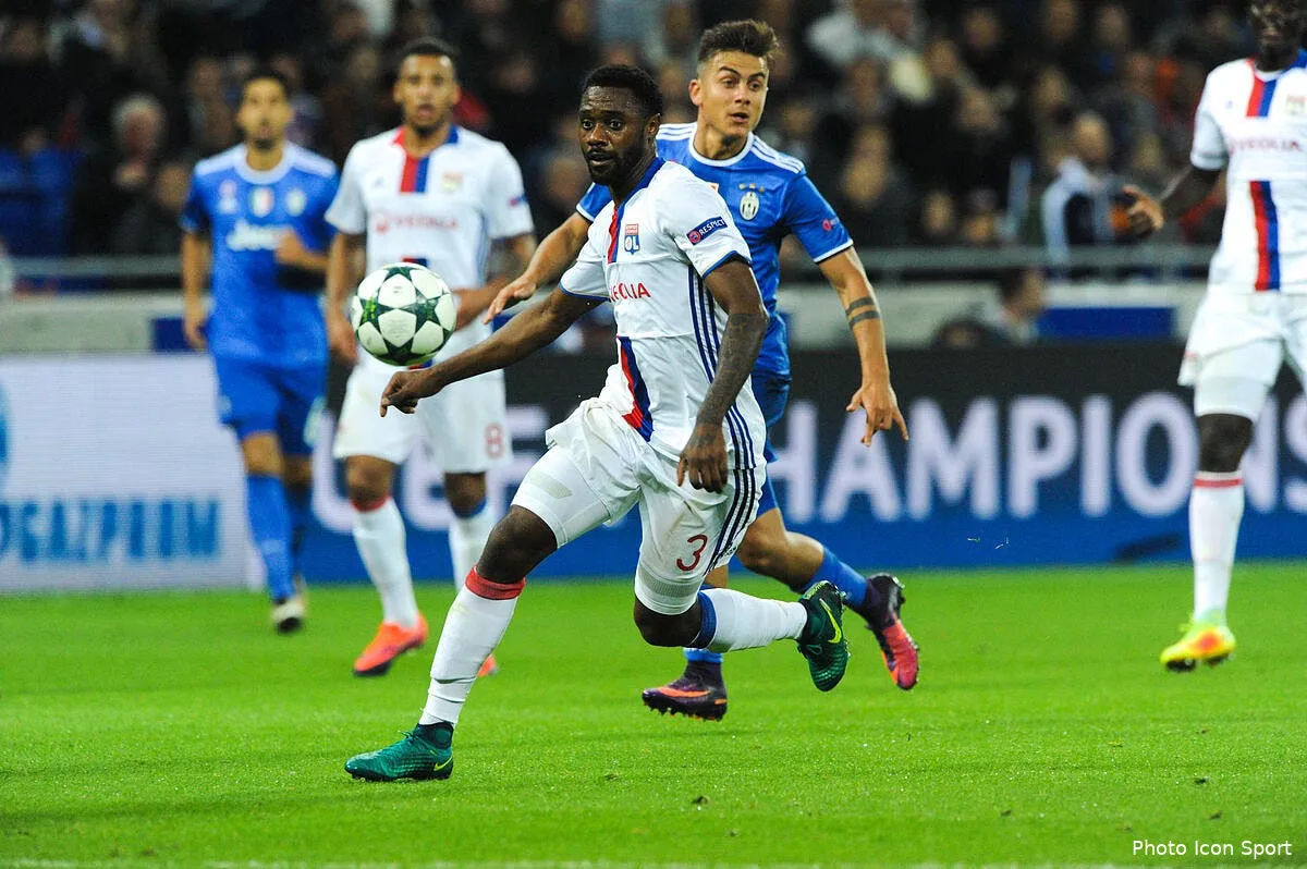 ol lyon pousse tres fort nkoulou vers la sortie iconsport jpt 181016 03 02169150