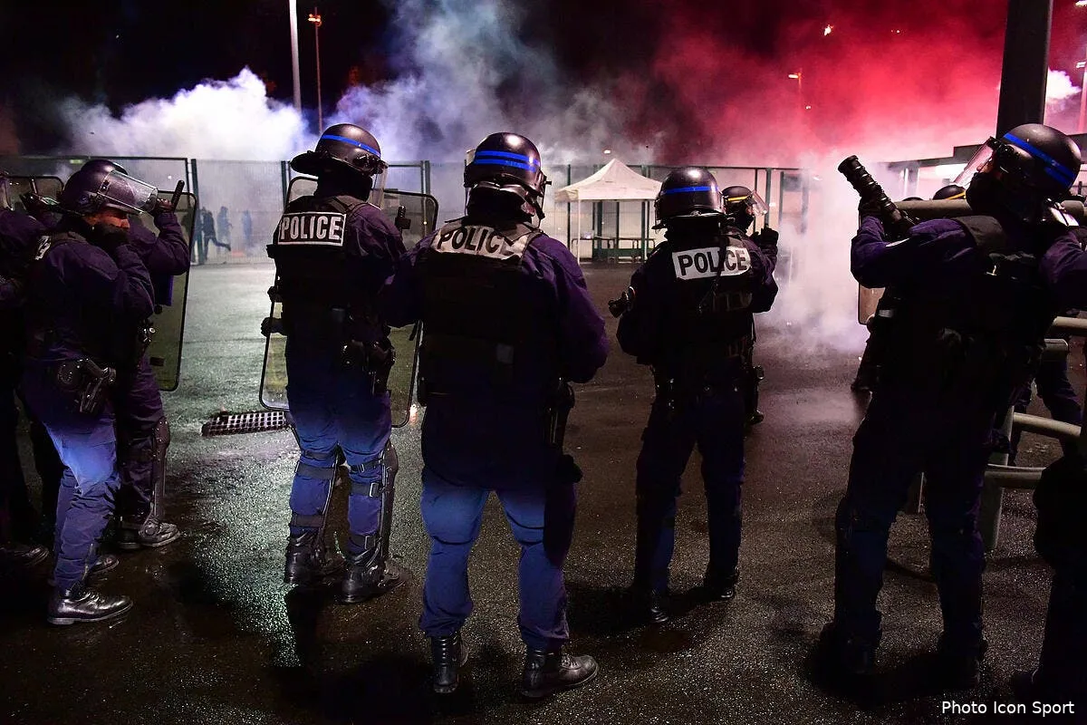ol lyon prive de coupe d europe a cause de de 200 supporters iconsport icon win 151217 01 32627213131