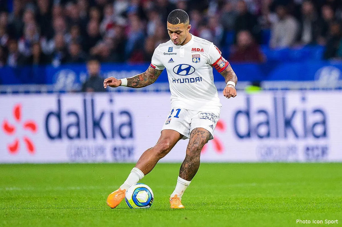 ol memphis depay fait le bon samaritain a lyon icon bap 261019 93 185268439