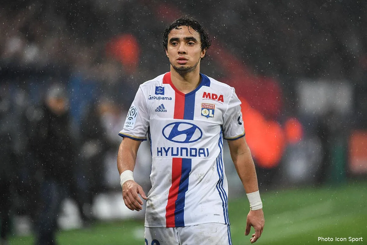 ol mu asse rafael sort son echarpe de supporter rafael 2170952