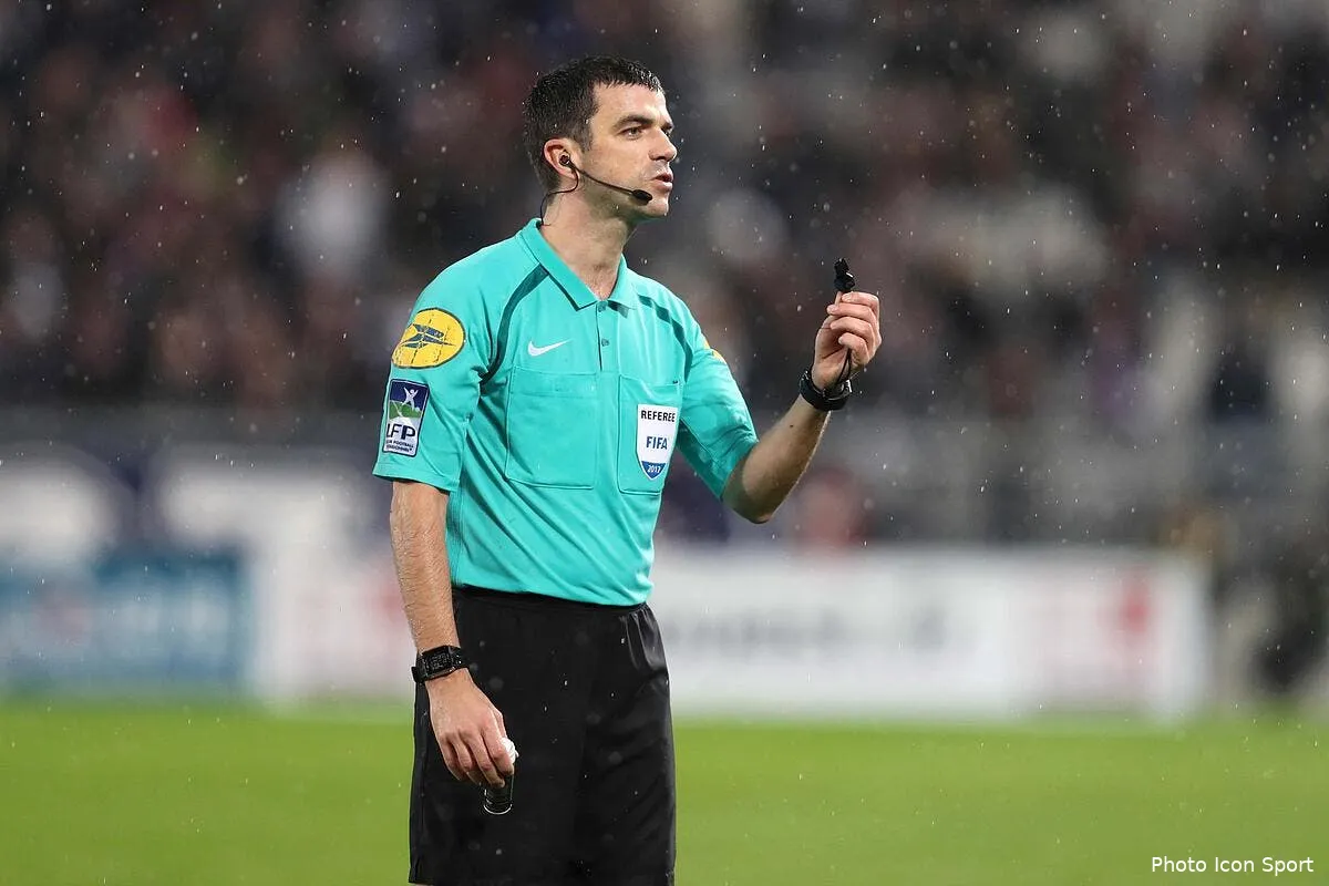 ol pierre menes detruit l arbitre de dijon lyon iconsport blo 030317 12 110216499