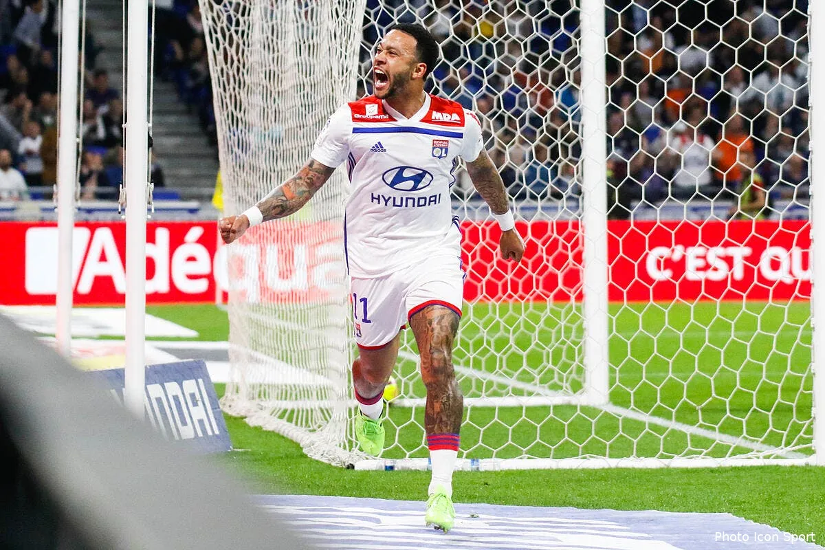 ol pierre menes est sympa avec les supporters lyonnais icon bia 190419 11 07250989