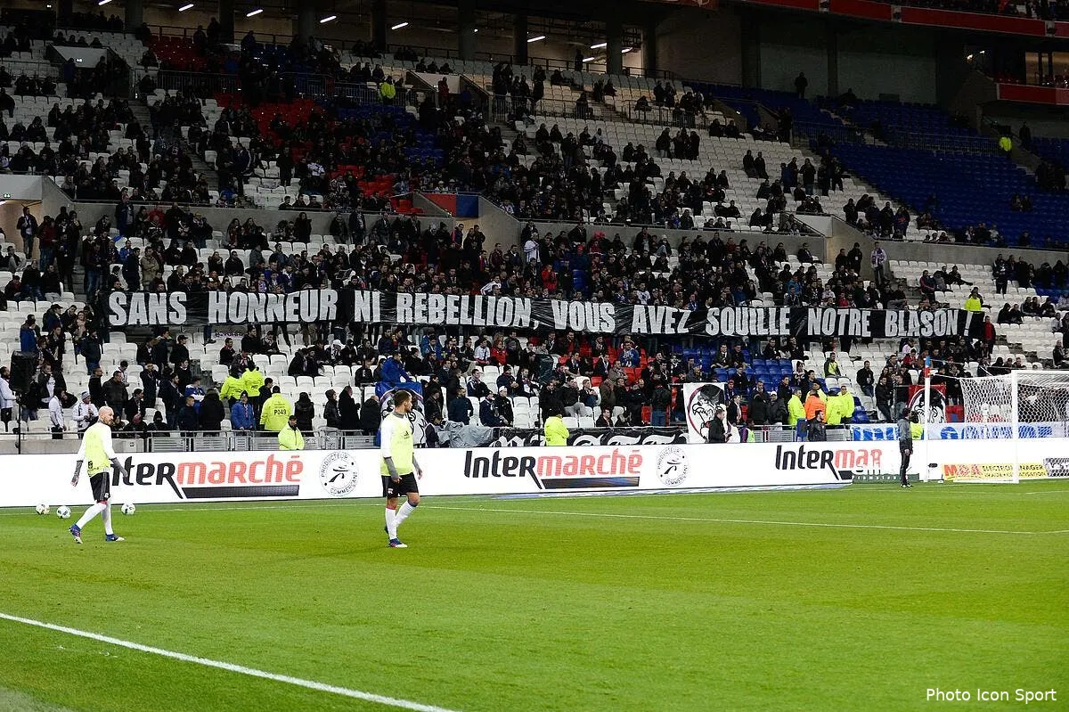 ol pierre menes repond a la banderole des bad gones iconsport laf 080217 02 01170200