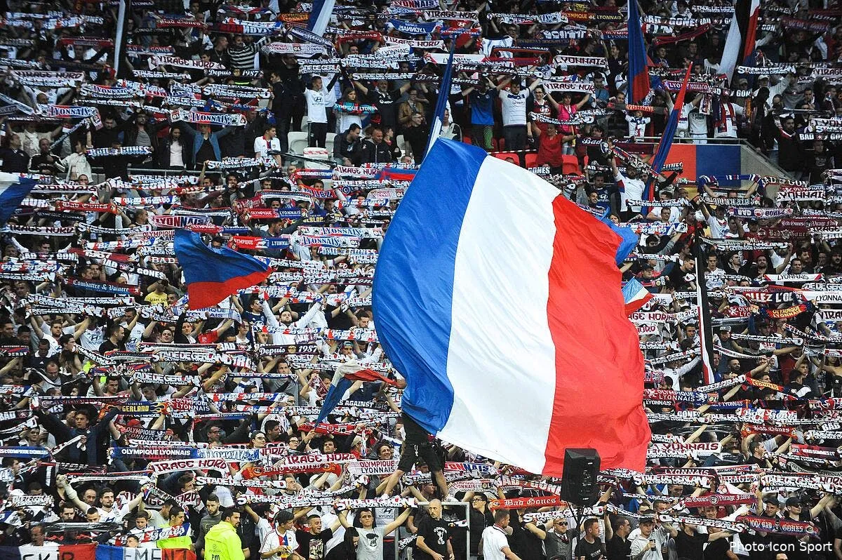 ol psg guy carlier ecoeure par le parc des princes quand il voit lyon iconsport jpt 070516 08 03142584