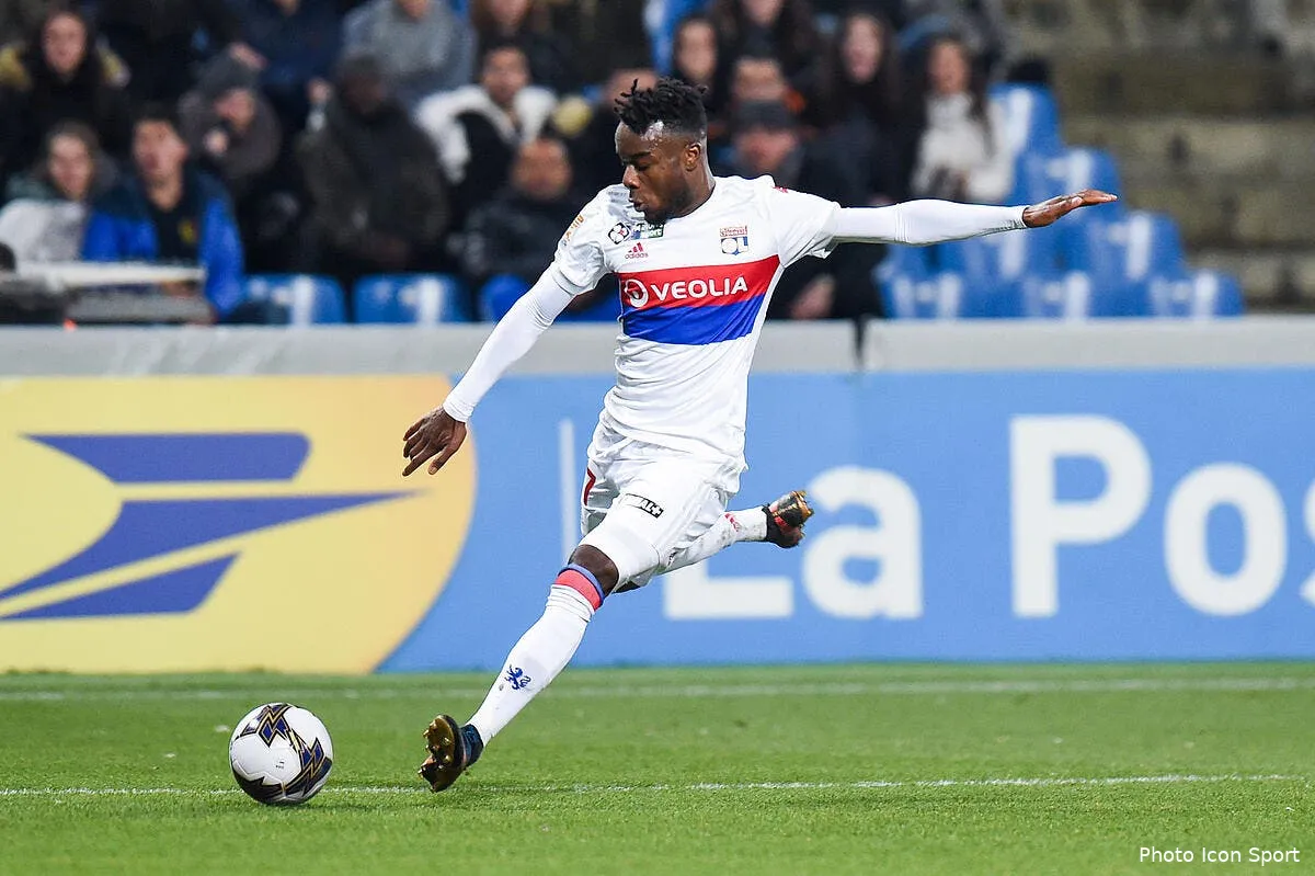 ol puydebois applaudit deux joueurs apres la qualification iconsport icon dim 131217 45 38205625