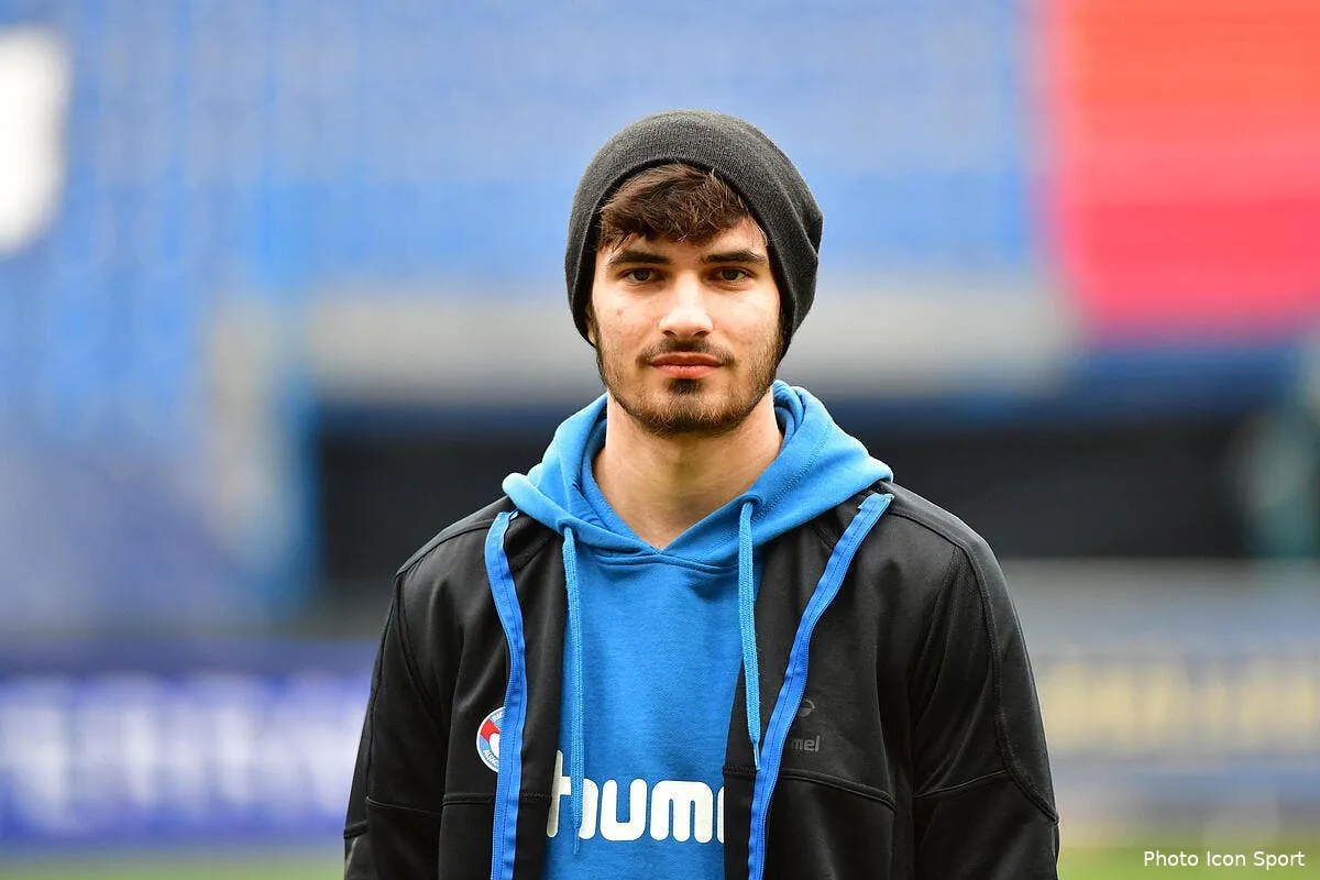 ol signer pour 15me a l ol lui a colle une pression trop grande iconsport icon win o40318 01 42100215005