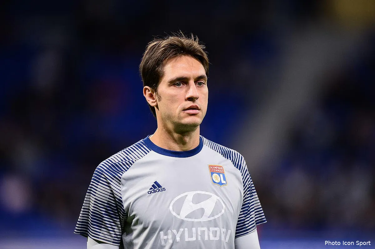 ol tararusanu sur le banc de lyon sa reponse est tres drole icon bap 261019 93 139274655