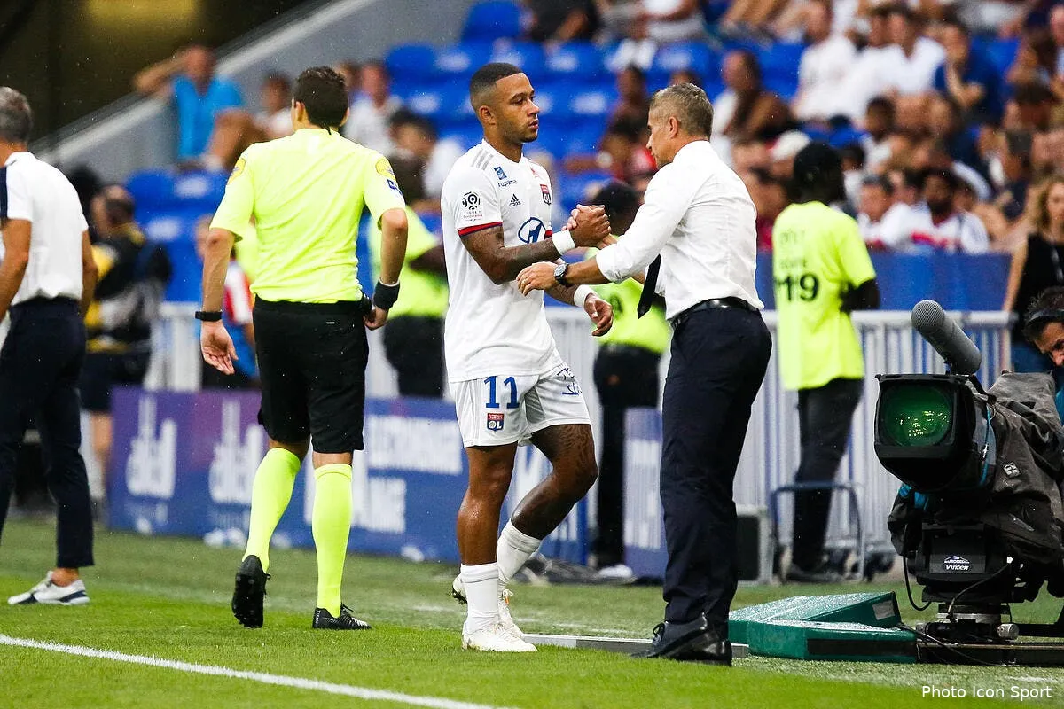 ol tous en choeur les lyonnais lui dedient la victoire depay 27266201