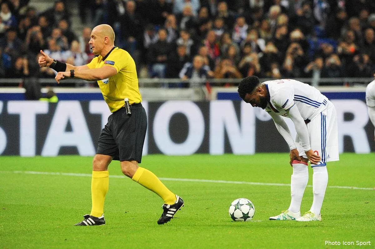 ol un ancien accuse lacazette d avoir abandonne lyon apres le peno iconsport jpt 181016 08 33158384