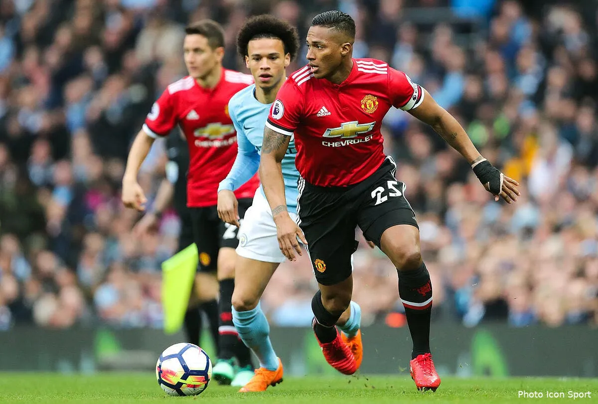 ol un ancien capitaine de man united propose lyon refuse poliment valencia274257