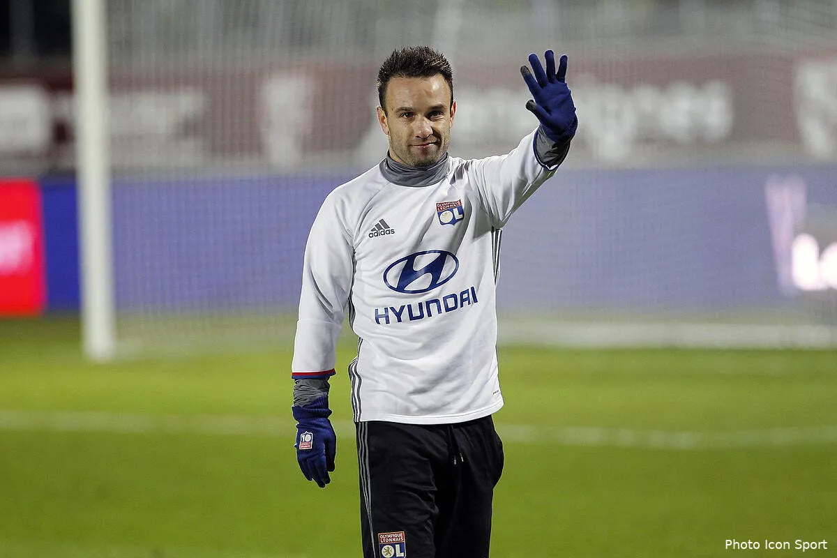 ol valbuena a ete attaque de toutes parts il repond sur le terrain iconsport mrv 031216 52 135163330