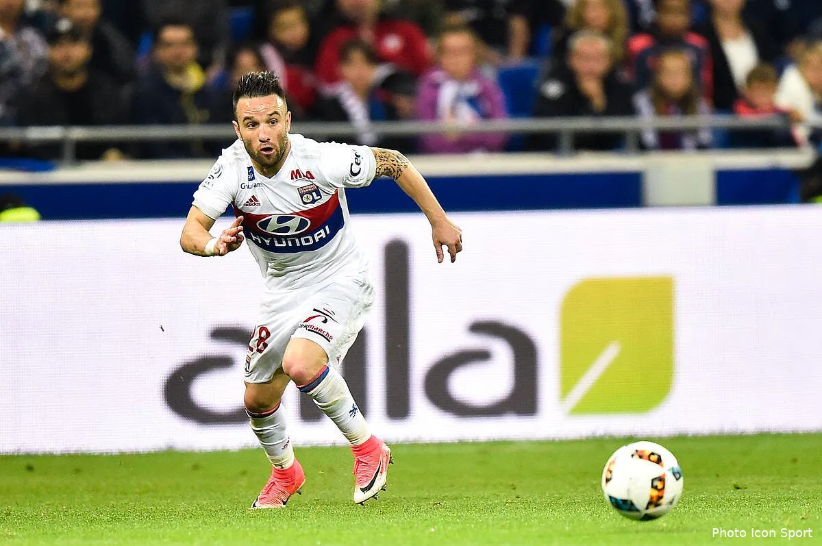 ol valbuena a retourne les fans comme des crepes a lyon icon laf 200517 08 16285165