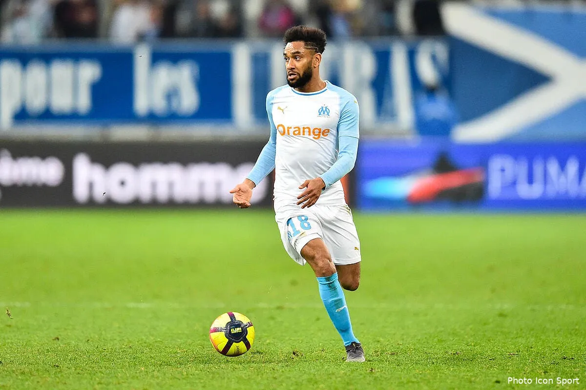 om bien joue amavi felicite pour son carton rouge icon adim 160219 34 73245995