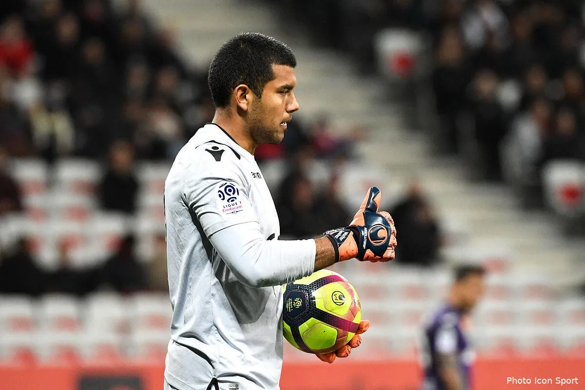 om c est evident il est le gardien parfait pour l apres mandanda icon zua 150319 08 77252207