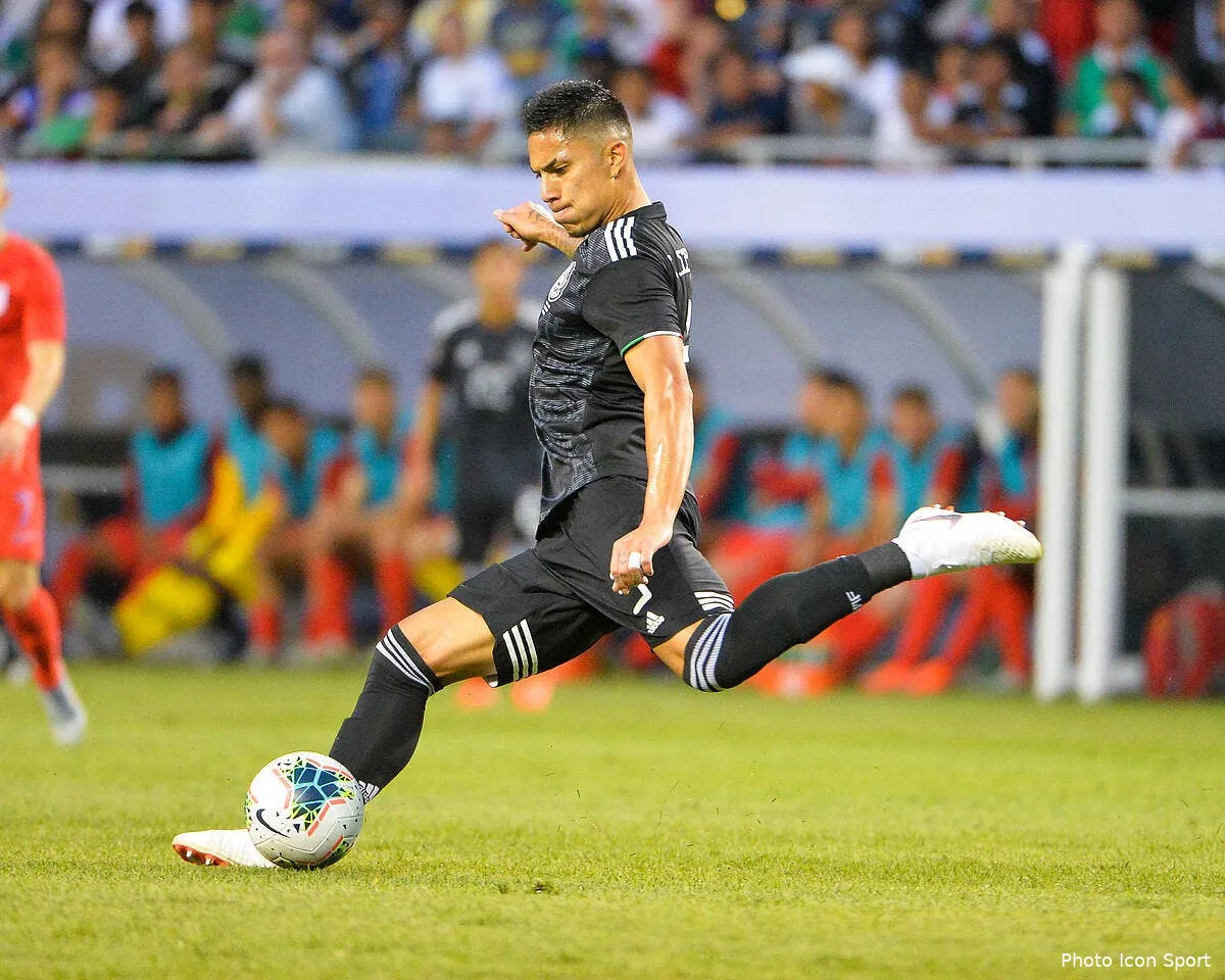 om carlos salcedo prete a marseille c est chaud icon sipausa 26839193286899