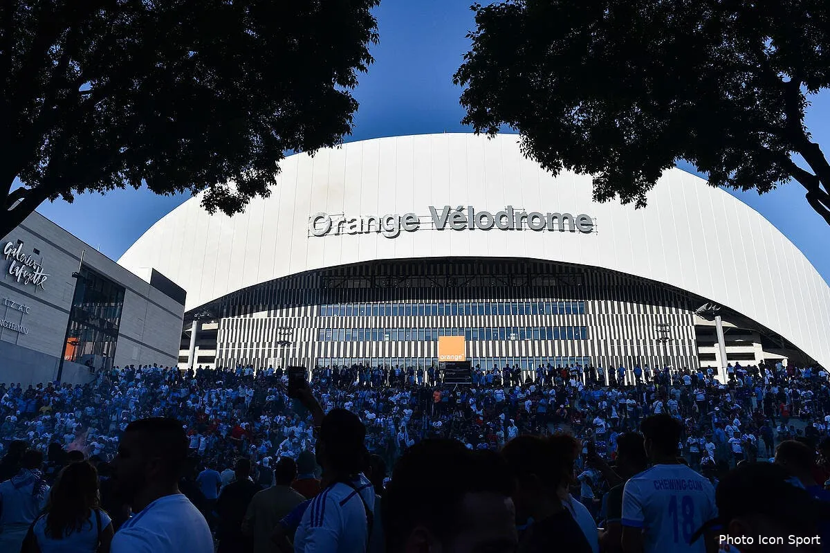 om des tifos geants et un record d affluence pour le velodrome iconsport icon dim 260418 93 02216999