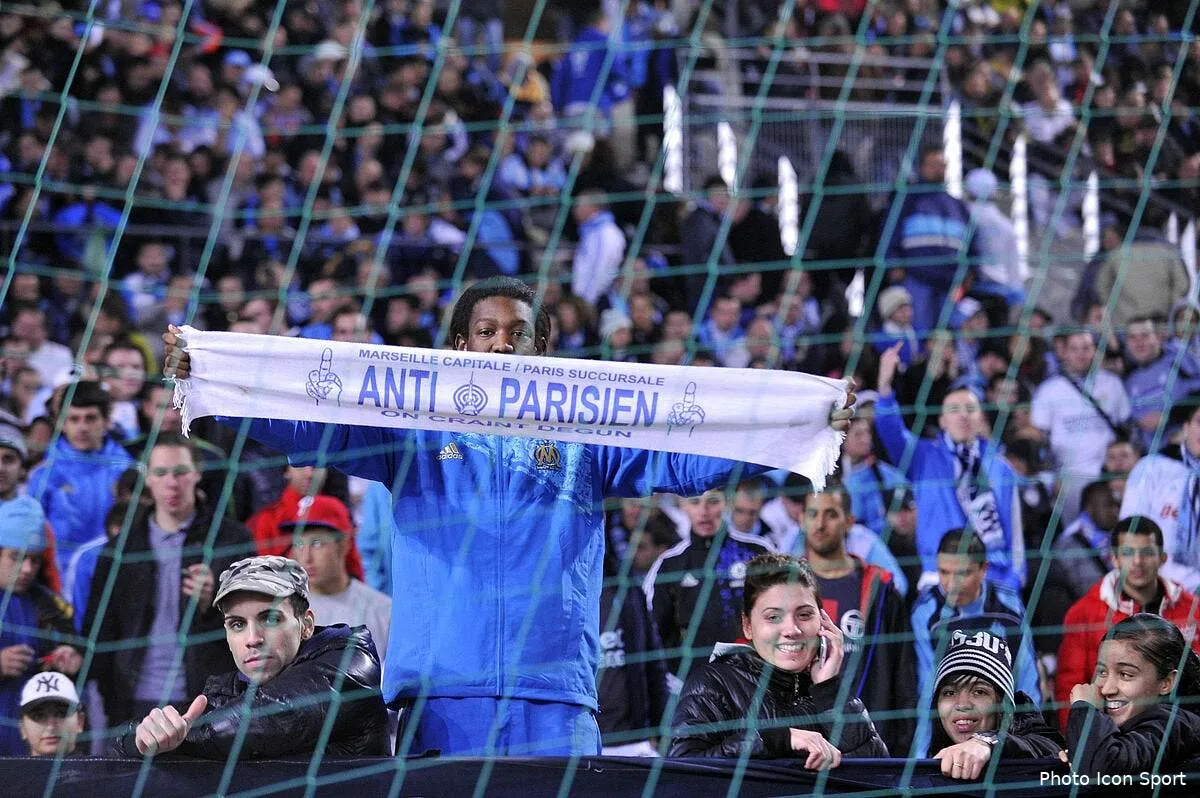 om deux maillots du psg comme paillasson pour une boutique iconsport noe 271111 88 128171552