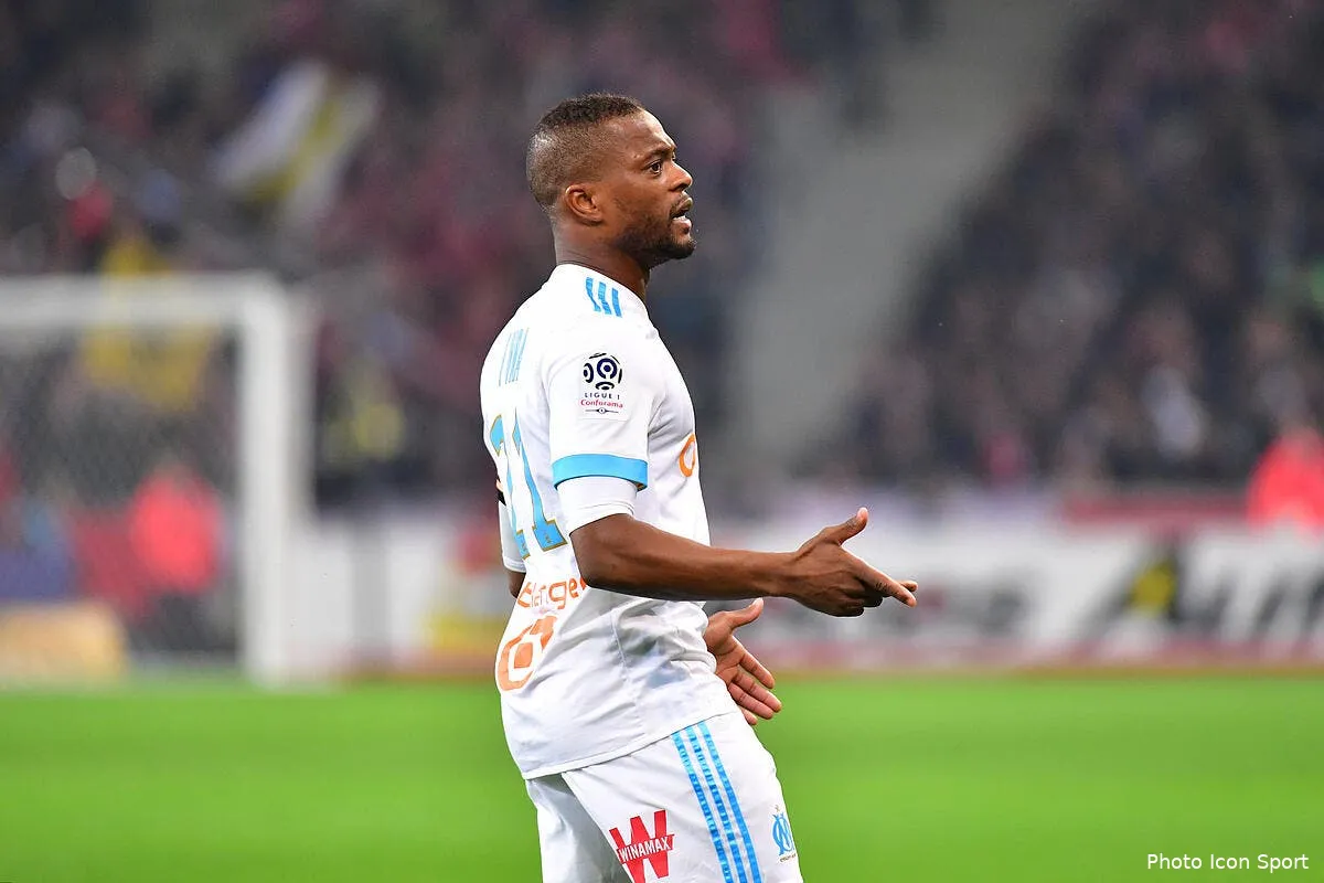 om evra et des joueurs se battent avec les supporters marseillais iconsport icon win 291017 01 24472198521