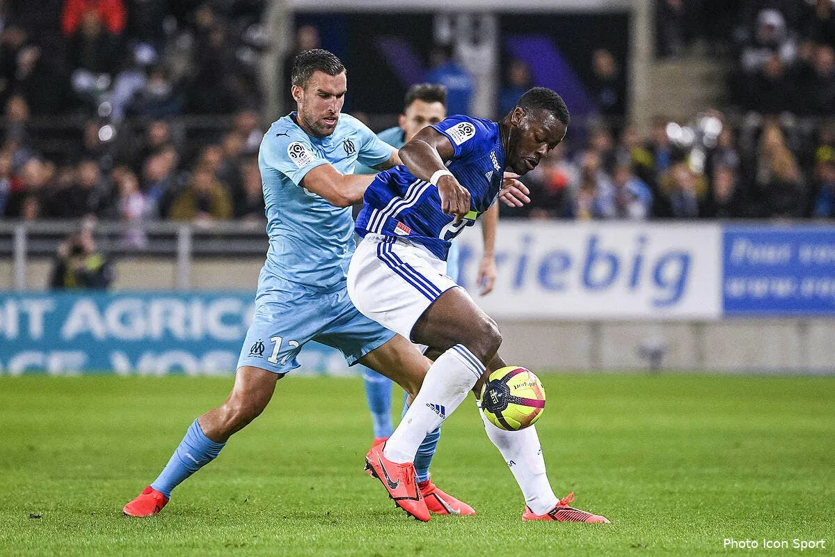 om eyraud met trois indesirables en vitrine au mercato icon boz 030519 45 60256249