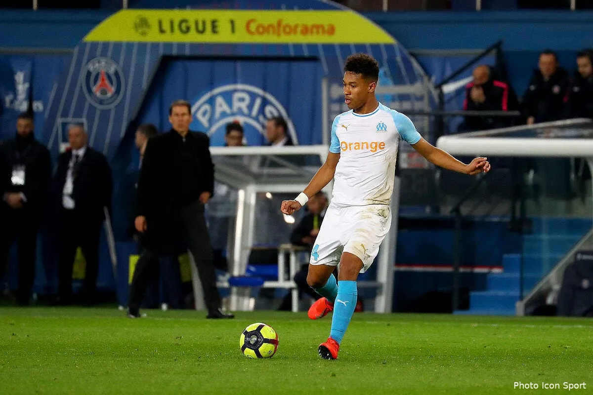 om kamara n a plus qu a signer il a stylo dans la main icon 190317p22924249571