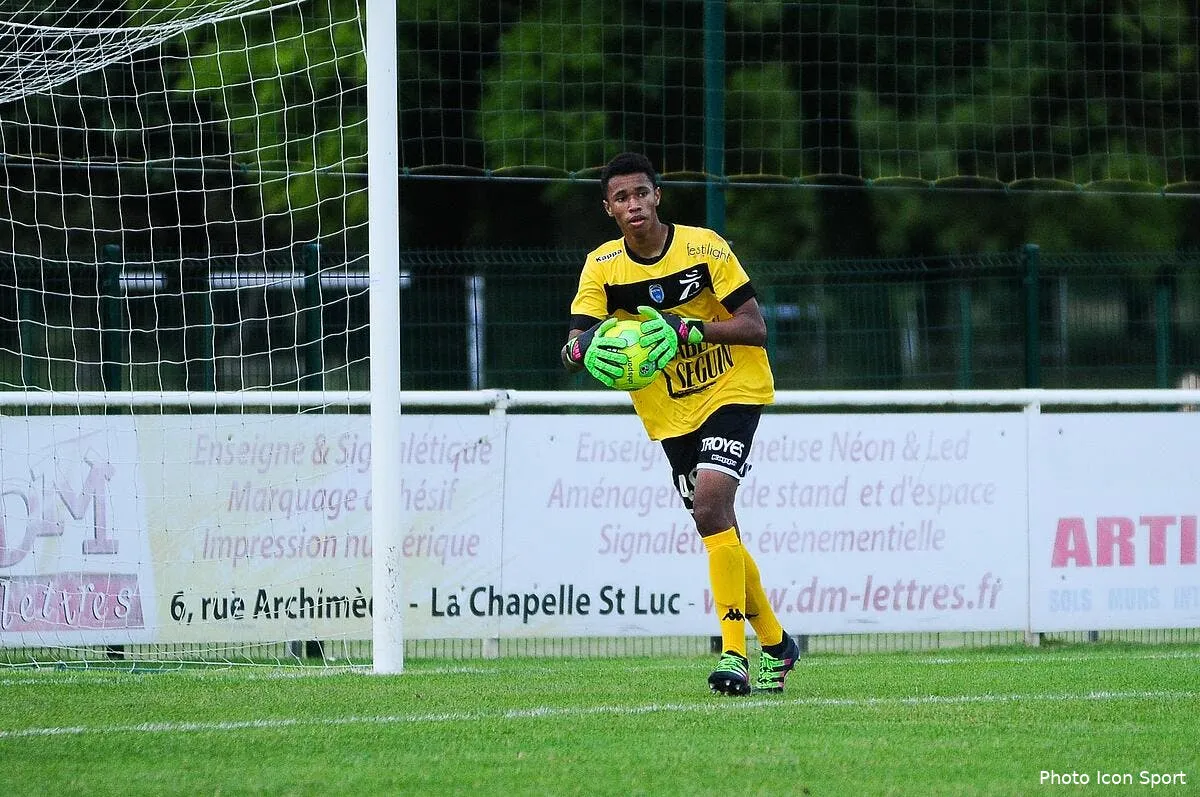 om mandanda en meforme l om drague un gardien de 19 ans icon leb 290616 93 01238665