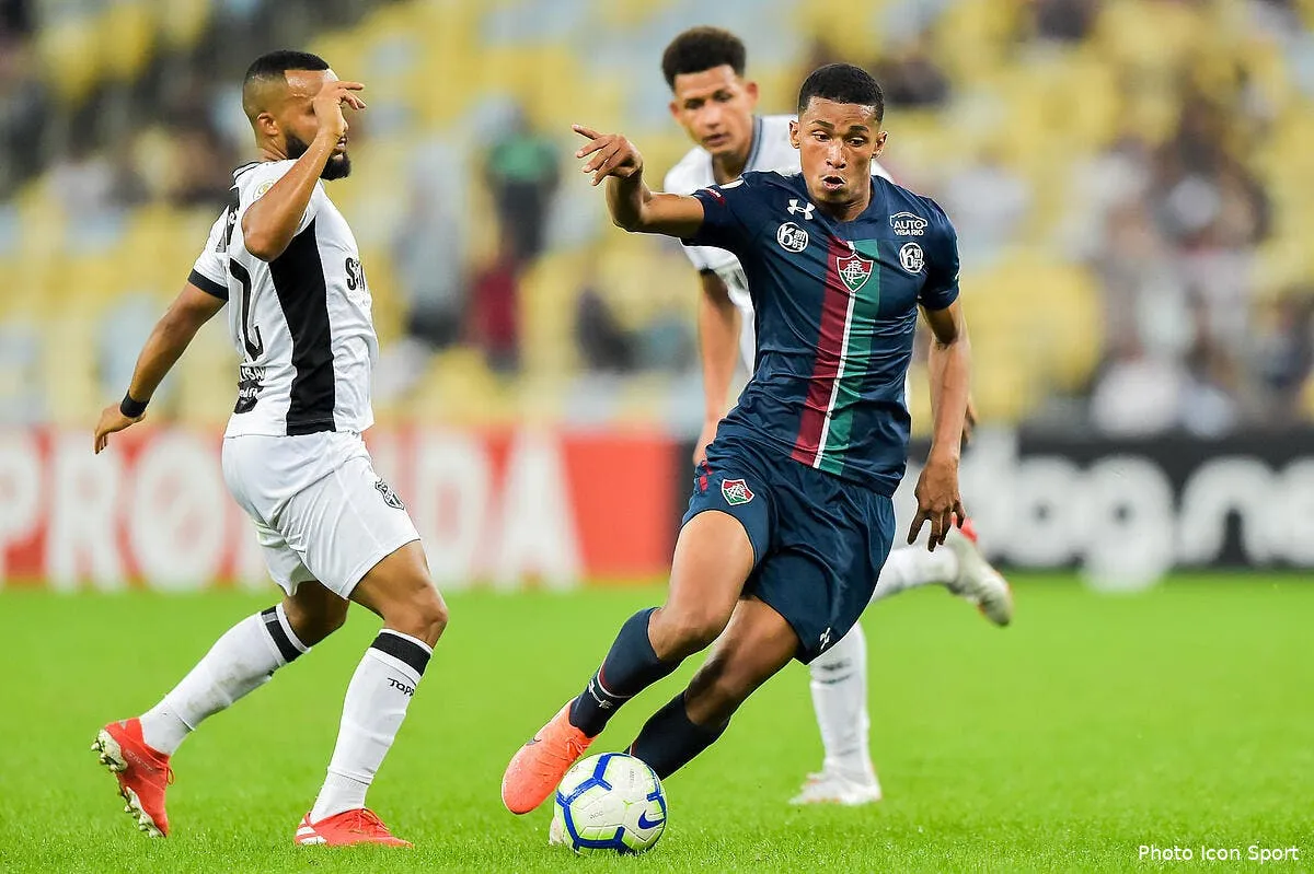 om marcos paulo a marseille un enorme ecran de fumee icon agi20190715050294829