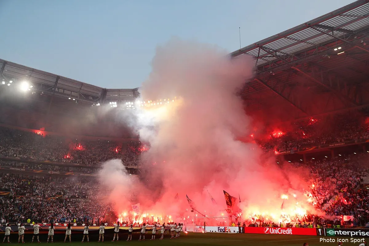 om pierre menes met les supporters de l om en garde iconsport icon 36539966225825