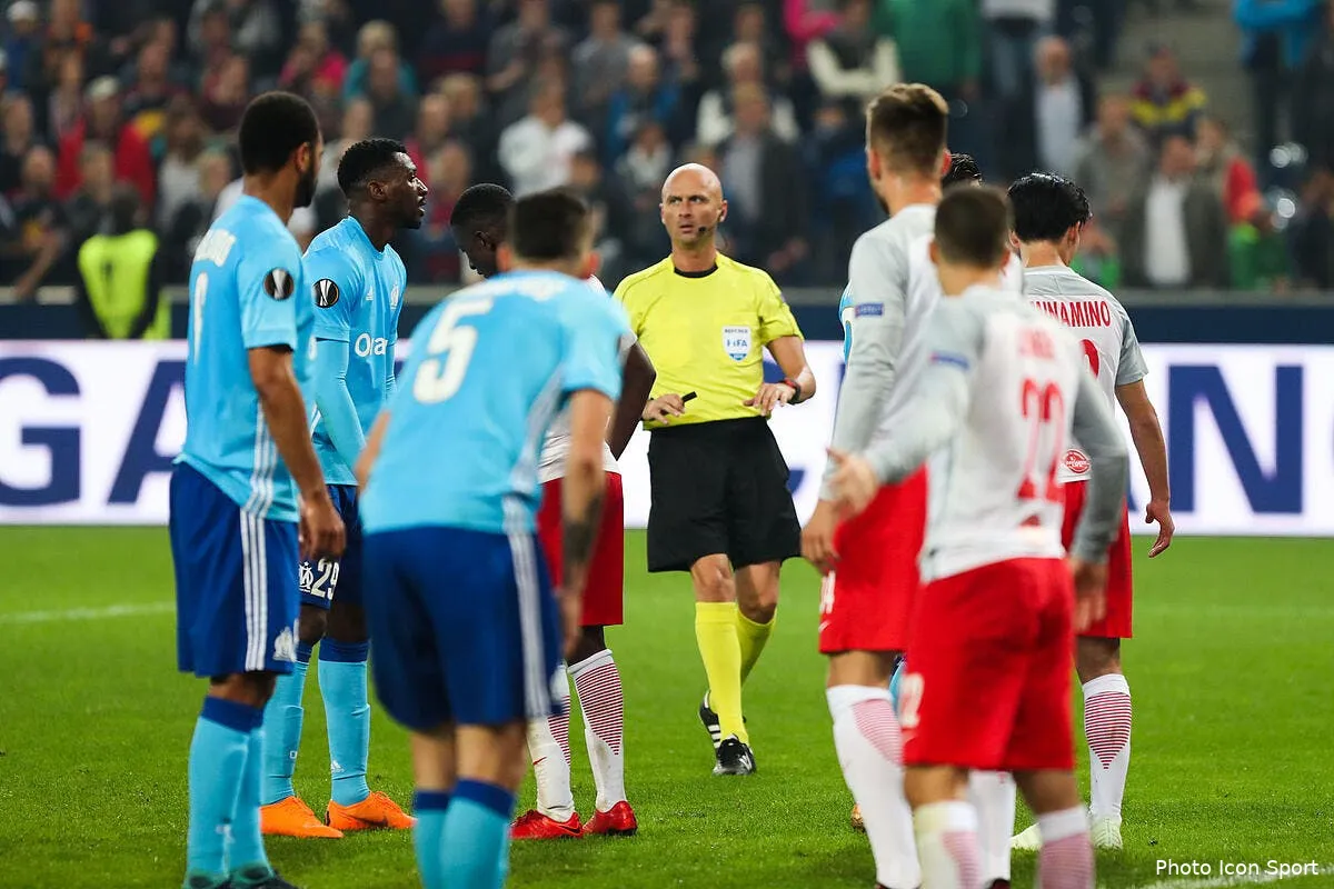 om pierre menes pose le gros dossier des demi finales sur la table iconsport icon fid 030518 80 32217759