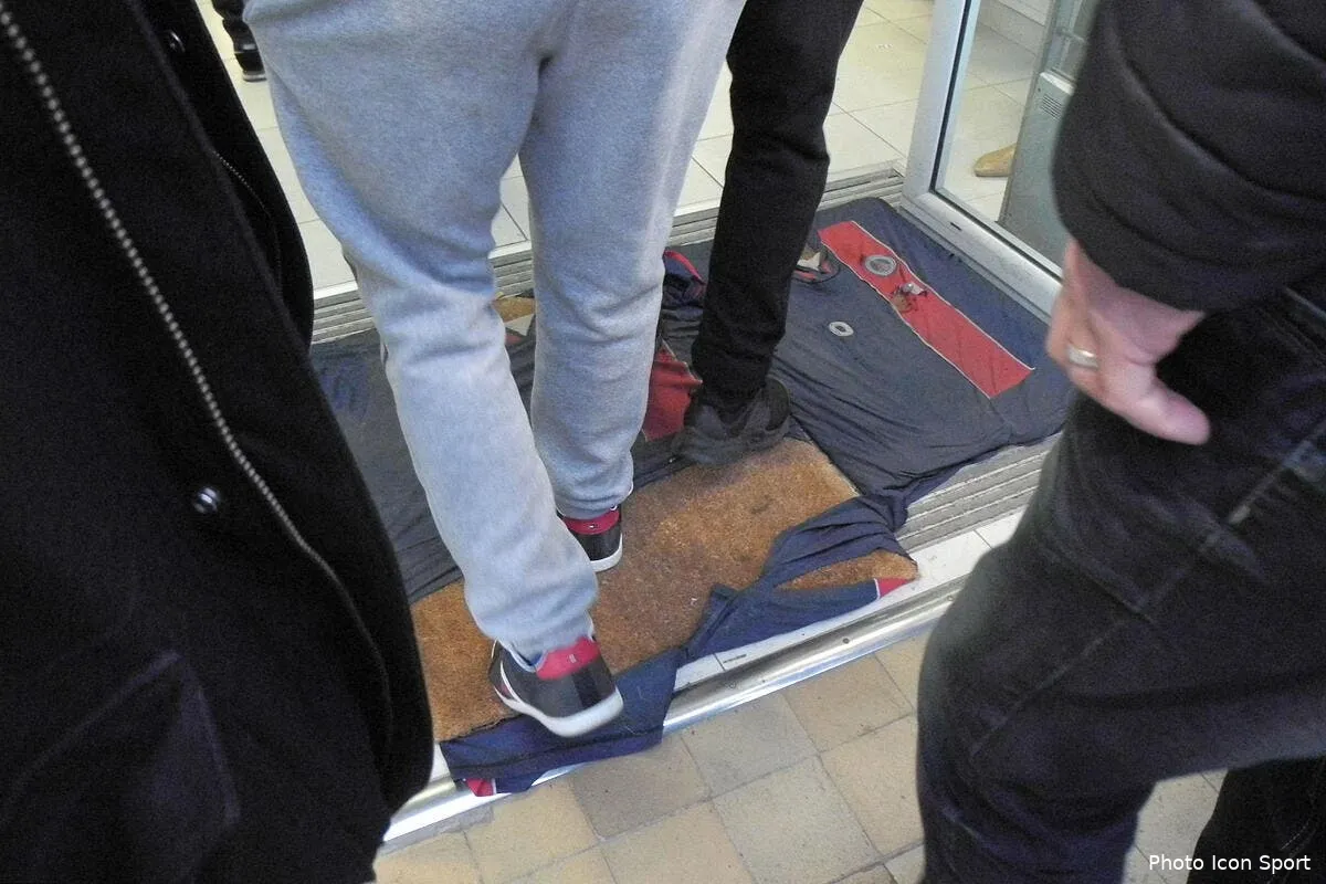 om psg legers incidents aux abords du velodrome iconsport win 260217 01 23743172054