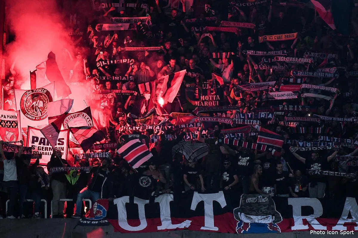 om psg les supporters du psg vont a l aeroport pour le depart des joueurs iconsport icon dib 181017 101 83197143
